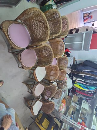 12 Sillas de Mimbre Marrones y Rosas