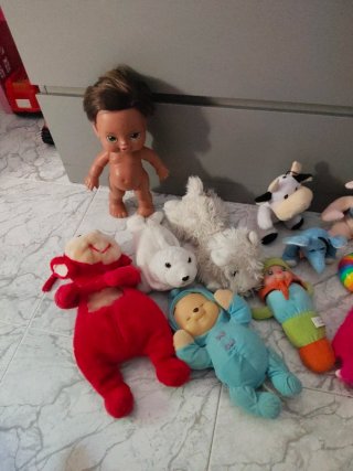 Carrito de muñecas y lote de peluches