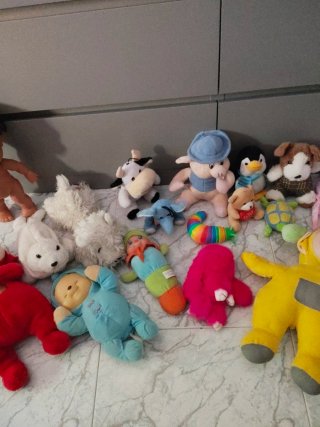 Carrito de muñecas y lote de peluches