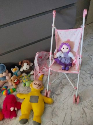 Carrito de muñecas y lote de peluches