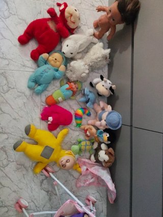 Carrito de muñecas y lote de peluches