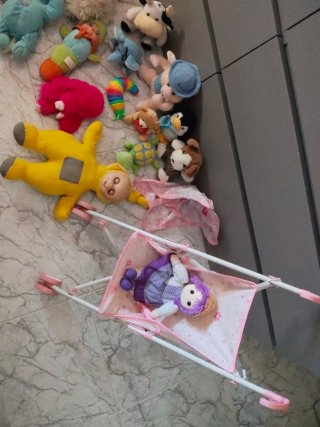 Carrito de muñecas y lote de peluches