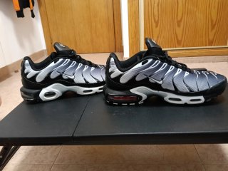 Nike TN Air Max Plus negras y blancas