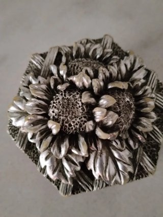 Dos joyeros plateados y madera con diseño de flor