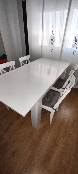Mesa de comedorcon 4 sillas y mesa de fumador