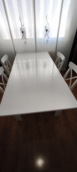 Mesa de comedorcon 4 sillas y mesa de fumador