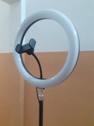 Aro de luz con trípode para móvil, en Viladecans
