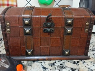 Baúl de madera y cuero con detalles metálicos
