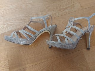 Sandalias fiesta Menbur doradas y plateadas