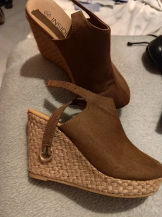 Zapatos de cuña marrones y Botas negras