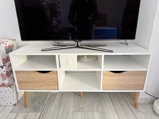 Mesa TV blanca y madera con patas