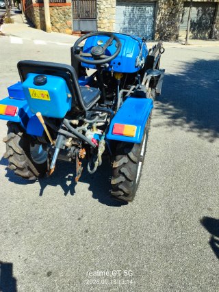 Tractor azul con pala frontal
