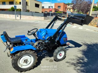 Tractor azul con pala frontal