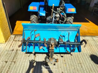 Tractor azul con pala frontal