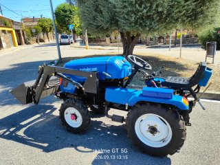 Tractor azul con pala frontal