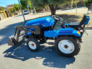 Tractor azul con pala frontal