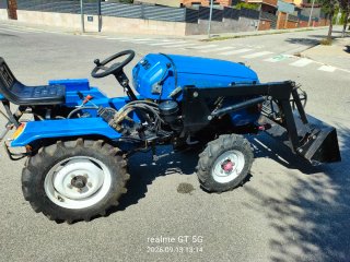 Tractor azul con pala frontal