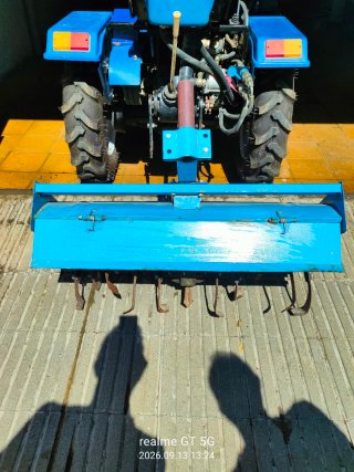 Tractor azul con pala frontal