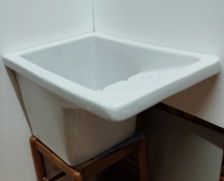 Pila de cerámica esmaltada blanca