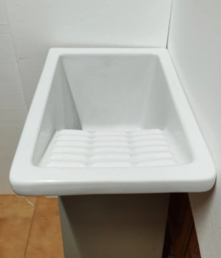 Pila de cerámica esmaltada blanca