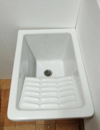 Pila de cerámica esmaltada blanca