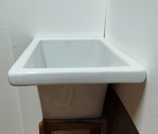 Pila de cerámica esmaltada blanca