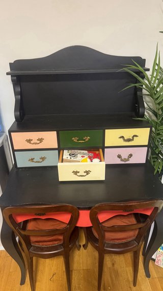 Mueble antiguo de madera con cajones de colores