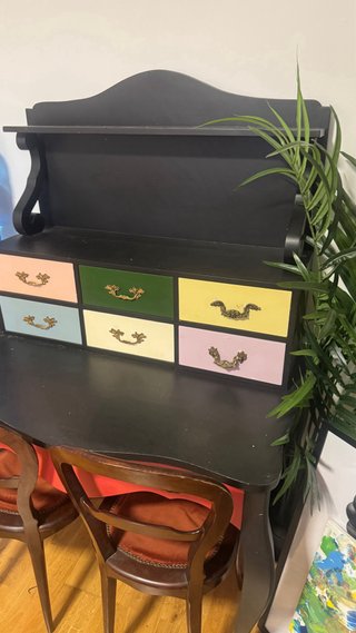 Mueble antiguo de madera con cajones de colores