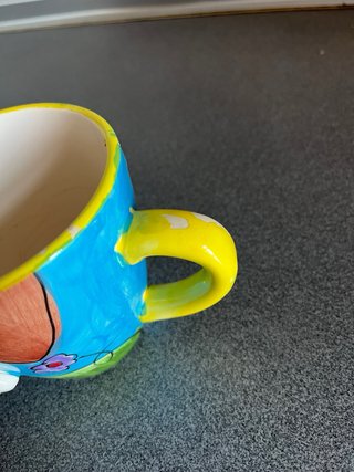 Tazas de cerámica con abejas