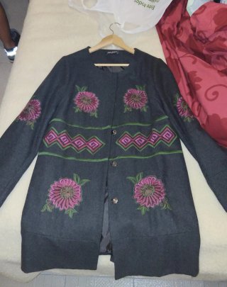 Chaqueta gris con bordado floral rosa