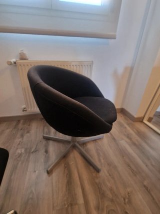 Silla moderna negra con base plateada