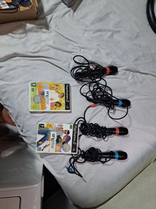 SingStar PS2 con 4 micros y 2 juegos
