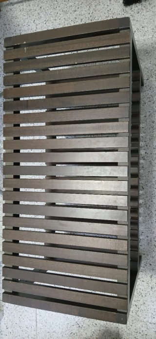 Mueble de madera marrón
