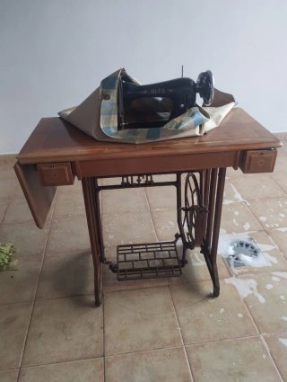 Máquina de coser Alfa antigua