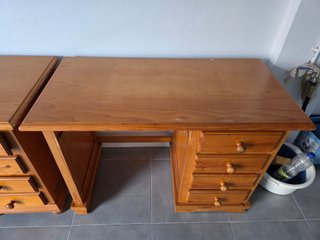 Escritorio madera maciza con cajones