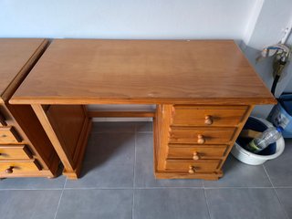 Escritorio madera maciza con cajones