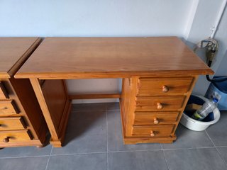 Escritorio madera maciza con cajones