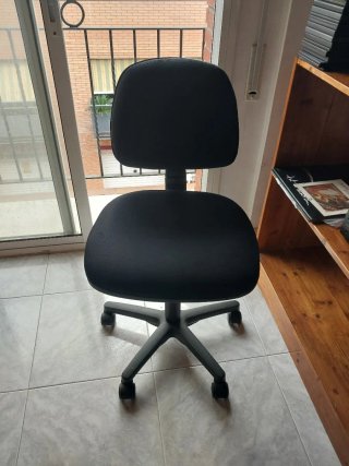 Silla de oficina negra con ruedas