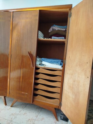 Armario de madera para dormitorio