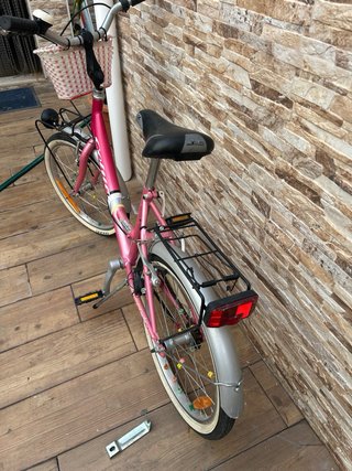 Bicicleta COLVER rosa. cesta y ruedines. niña