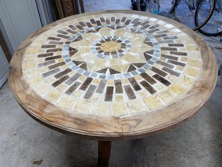 Mesa redonda madera y mosaico