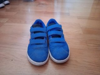 Zapatillas Adidas niño azul y naranja.TALLA 33