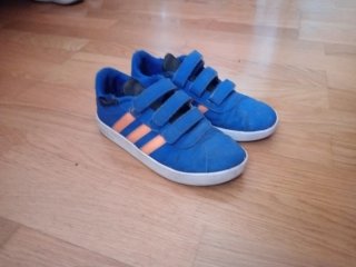 Zapatillas Adidas niño azul y naranja.TALLA 33