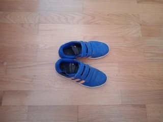 Zapatillas Adidas niño azul y naranja.TALLA 33