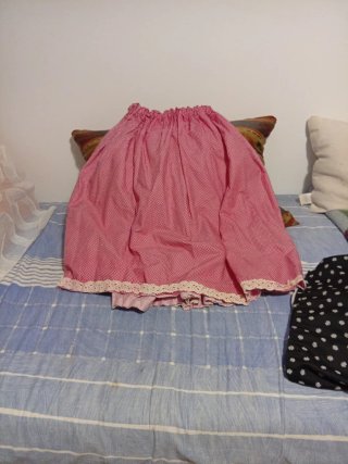 Falda casera roja con puntilla blanca