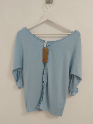Blusa turquesa con volantes