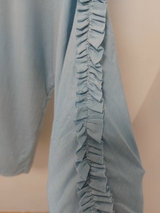 Blusa turquesa con volantes