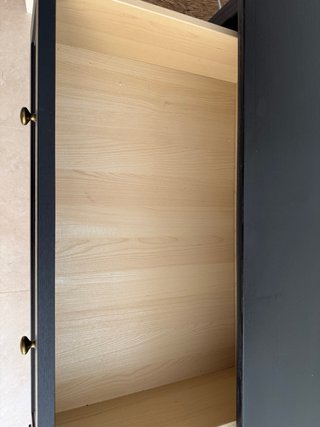 Aparador negro con puertas de cristal
