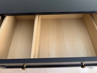 Aparador negro con puertas de cristal