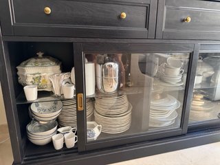 Aparador negro con puertas de cristal